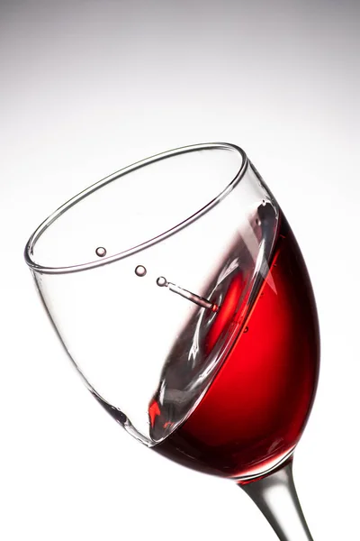 Goutte Tombant Dans Verre Avec Vin Rouge Une Éclaboussure Angle — Photo