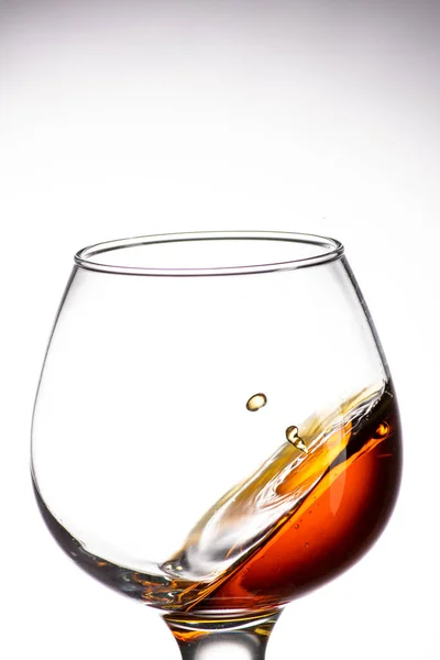 Goutte Tombant Dans Verre Rond Avec Cognac Whisky Une Éclaboussure — Photo