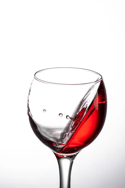 Goutte Tombant Dans Verre Avec Vin Rouge Une Éclaboussure Angle — Photo