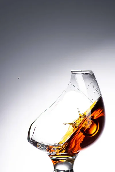 Ein Tropfen Fällt Ein Glas Mit Einer Gebrochenen Wand Mit — Stockfoto