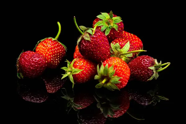 Fragole Rosse Fresche Isolate Fondo Nero Fresche Dal Giardino — Foto Stock