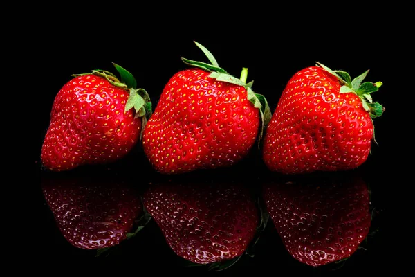 Frische Rote Erdbeeren Isoliert Auf Schwarzem Hintergrund Frisch Aus Dem — Stockfoto