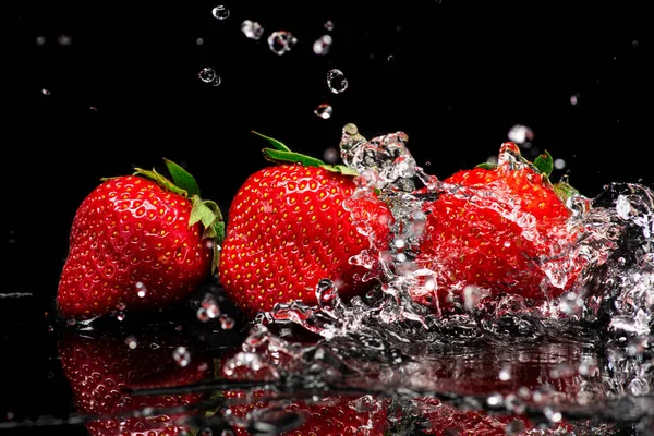 Fragole Rosse Fresche Isolate Fondo Nero Spray Ruscello Acqua — Foto Stock