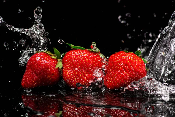 Fresas Rojas Frescas Aisladas Sobre Fondo Negro Spray Chorro Agua — Foto de Stock