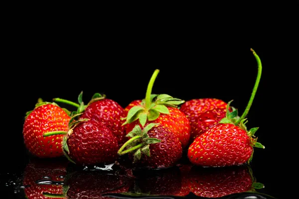 Frische Rote Erdbeeren Isoliert Auf Schwarzem Hintergrund Gischt Und Wasserstrahl — Stockfoto