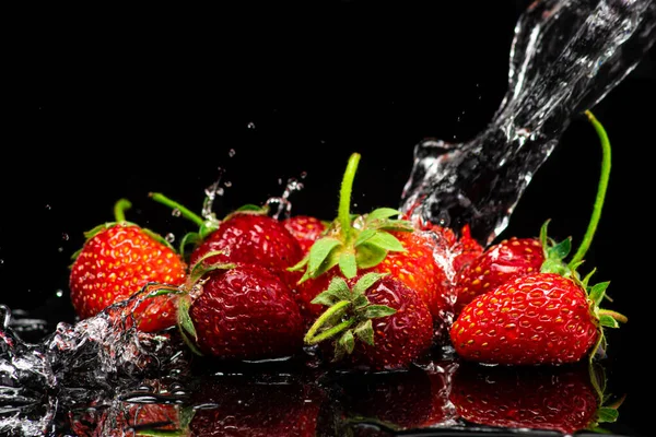 Fresas Rojas Frescas Aisladas Sobre Fondo Negro Spray Chorro Agua — Foto de Stock