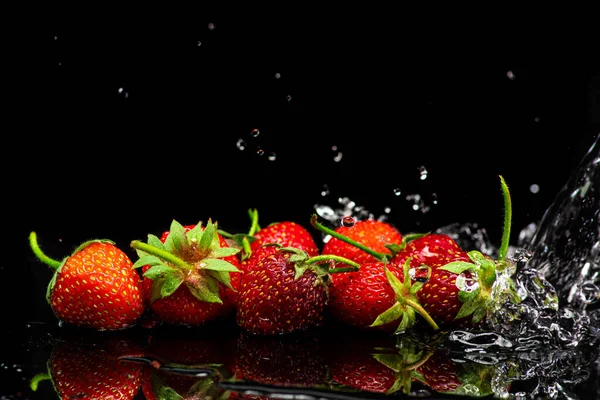 Fragole Rosse Fresche Isolate Fondo Nero Spray Ruscello Acqua — Foto Stock