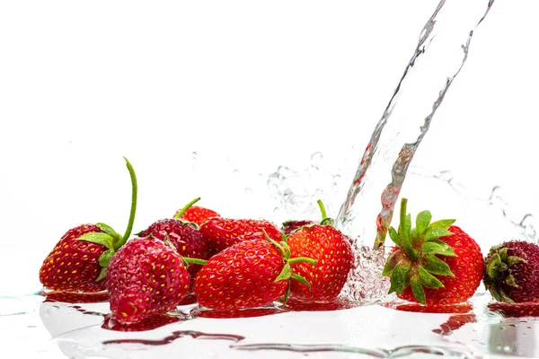Fresas Rojas Frescas Aisladas Sobre Fondo Blanco Spray Chorro Agua — Foto de Stock