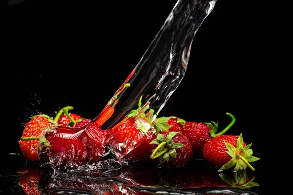 Fresh Red Strawberries Isolated Black Background Spray Stream Water — Stock Photo, Image