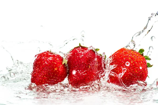 Fragole Rosse Fresche Isolate Fondo Bianco Spruzzi Ruscello Acqua — Foto Stock