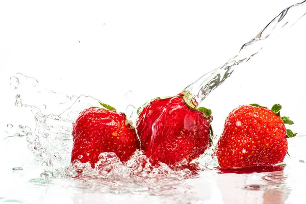 Fresas Rojas Frescas Aisladas Sobre Fondo Blanco Spray Chorro Agua — Foto de Stock