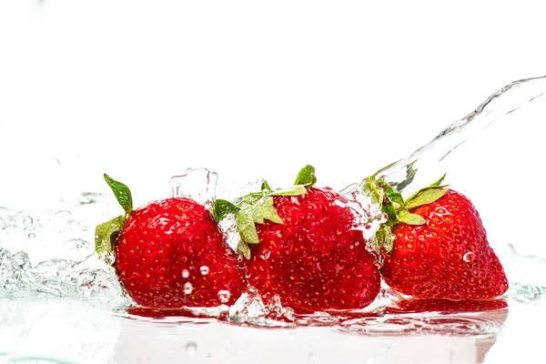 Fragole Rosse Fresche Isolate Fondo Bianco Spruzzi Ruscello Acqua — Foto Stock