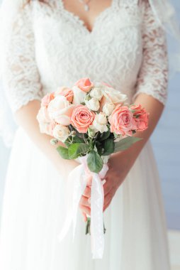 Gelinin elinde düğün buketi