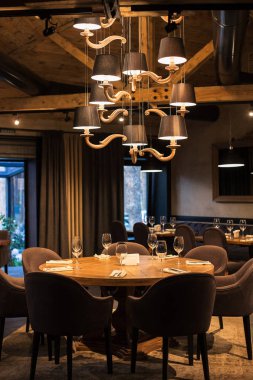 Bir lüks restoranda şık iç