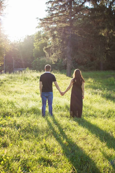Любящие пары стоят и держатся за руки — стоковое фото