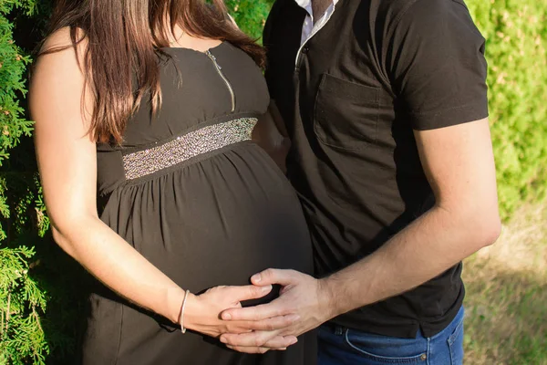 Tuttavia, in previsione di un bambino che si tiene per mano su un tu incinta — Foto Stock