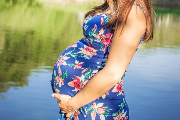 Fille enceinte sur un beau fond de lac — Photo