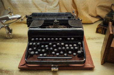 Ahşap arka plan üzerinde eski vintage daktilo