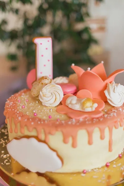 Dekoracje na tort na pierwsze urodziny. — Zdjęcie stockowe