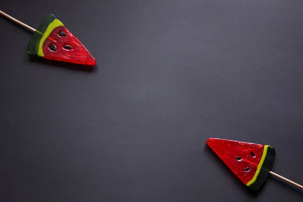 スイカの形で赤のジューシーなキャンディー キャンディー — ストック写真
