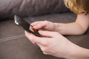 Bir telefon onun elinde tutan kız