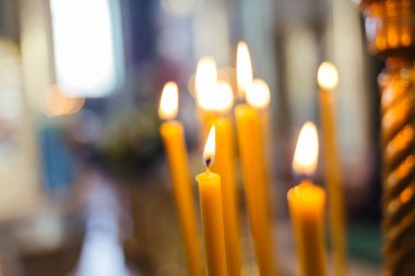 Kilisede mum balmumu dan yakar 