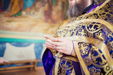 Rahip bir tören kilisede tutar.