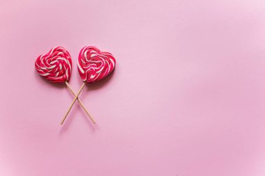 2 kırmızı şeker bir kalp şeklinde geçti