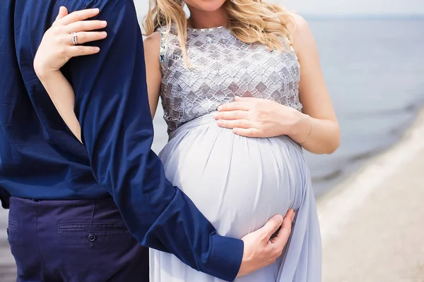 Belly terhes lány, a háttérben a víz — Stock Fotó