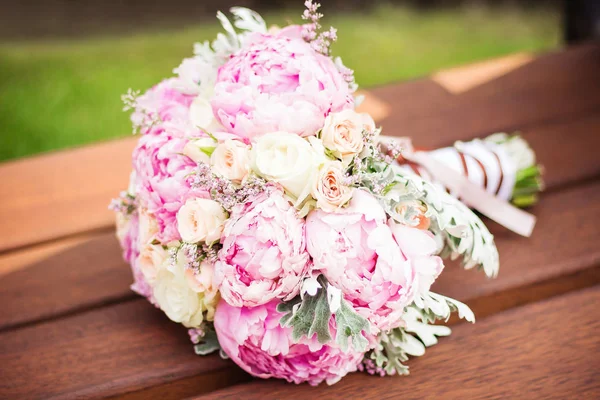 Bouquet de pivoines sur fond de bois — Photo