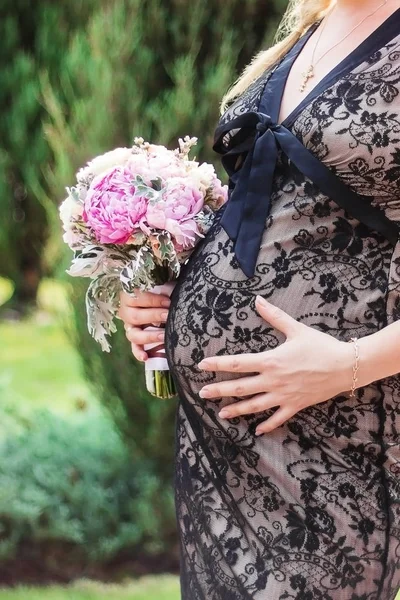 Букет на вагітному фоні живота — стокове фото