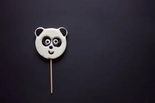 Panda lolipop siyah bir zemin üzerine 