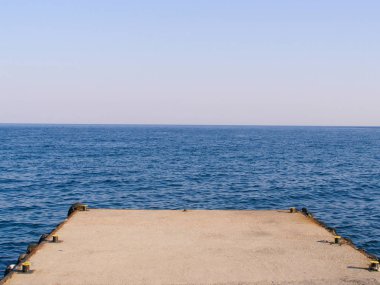 Arka plan mavi deniz üzerinde deniz İskelesi