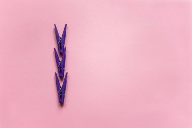 Nazik bir pembe mor clothespins yalan