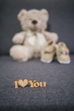 Ahşap harfler üzerinde gri bir closeup seviyorum arka plan bulanık