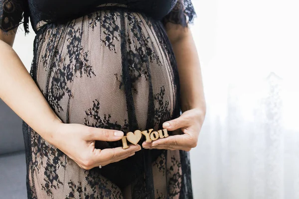 Terhes lány gazdaság kezet szavak szeretlek a egy terhes — Stock Fotó