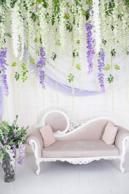 Klasik tarz ve duvar bej kanepe flowe ile süslüdür