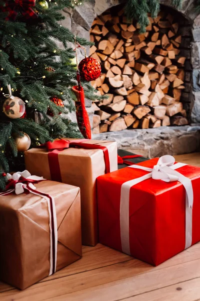 Noel ağacının altında hediyeli güzel kutular