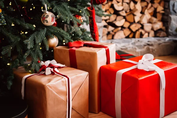 Noel ağacının altında hediyeler