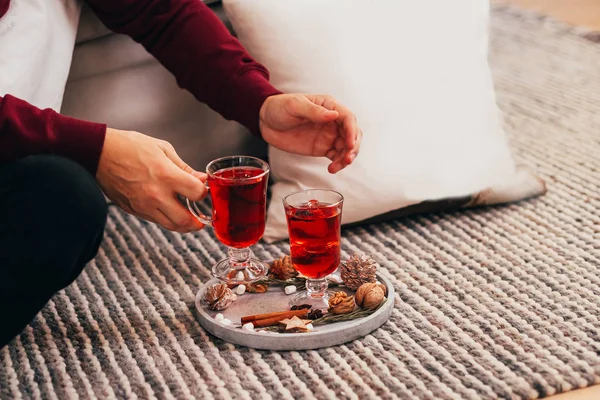Güzel bir tepside leziz bir amberçiçeği çayı