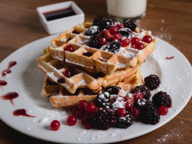 Vişne sos altında taze çilek ile Belçika waffle