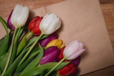 Lale defter ahşap masa