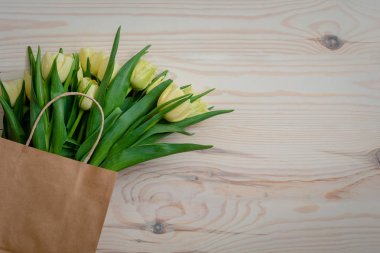 Ahşap arka planda sarı laleler