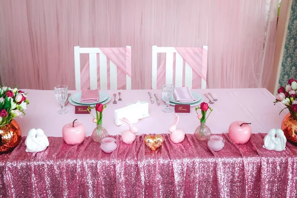 Table Newlyweds Pink Color — Stock Photo, Image