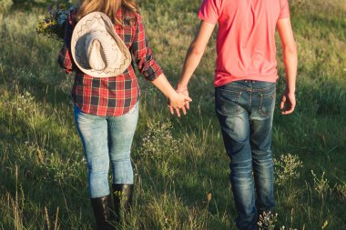 çiçek kız nişan yüzüklü eleman eller