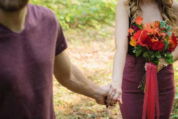 Chico Con Chica Anillo Compromiso Manos Flores — Foto de Stock