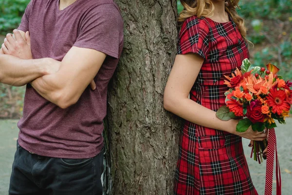 Chico Con Chica Anillo Compromiso Manos Flores — Foto de Stock