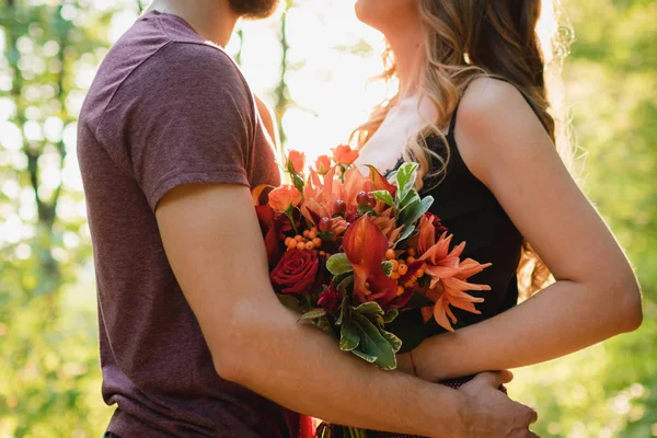 Kille Med Flicka Förlovningsring Händer Blommor — Stockfoto