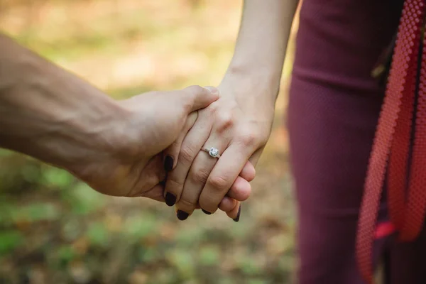 Gars Avec Fille Bague Fiançailles Fleurs — Photo