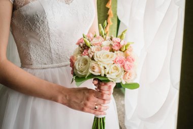 Düğün buketi gelin eller yakın çekim